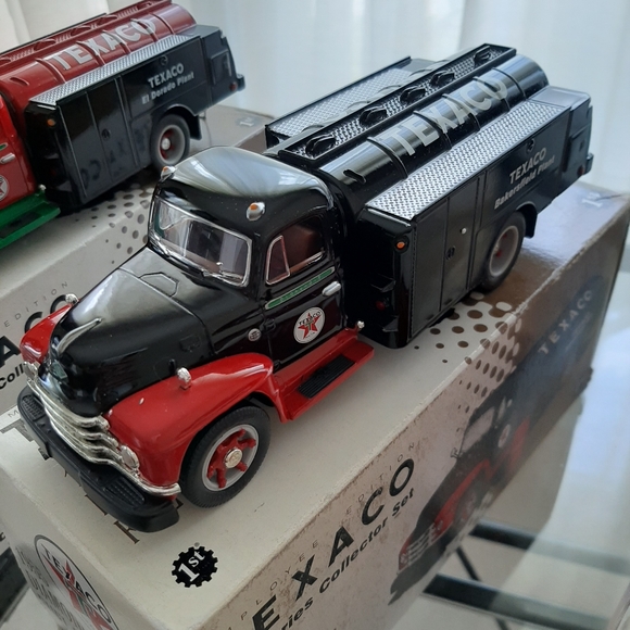 1955 DIAMOND-T FUEL TANKER TEXACO TOY TRUCK BUNDLE - Picture 3 of 12